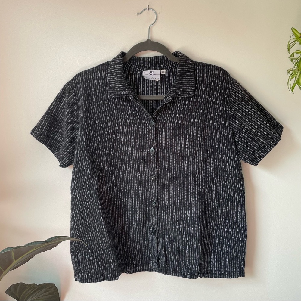 Vintage 90s Hot Cotton black button up short sleeve collared shirt, size medium